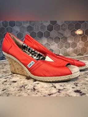 TOMS Coral Red Peep Toe‎ Cork Wedge Espadrille Shoes Women’s Size 7.5